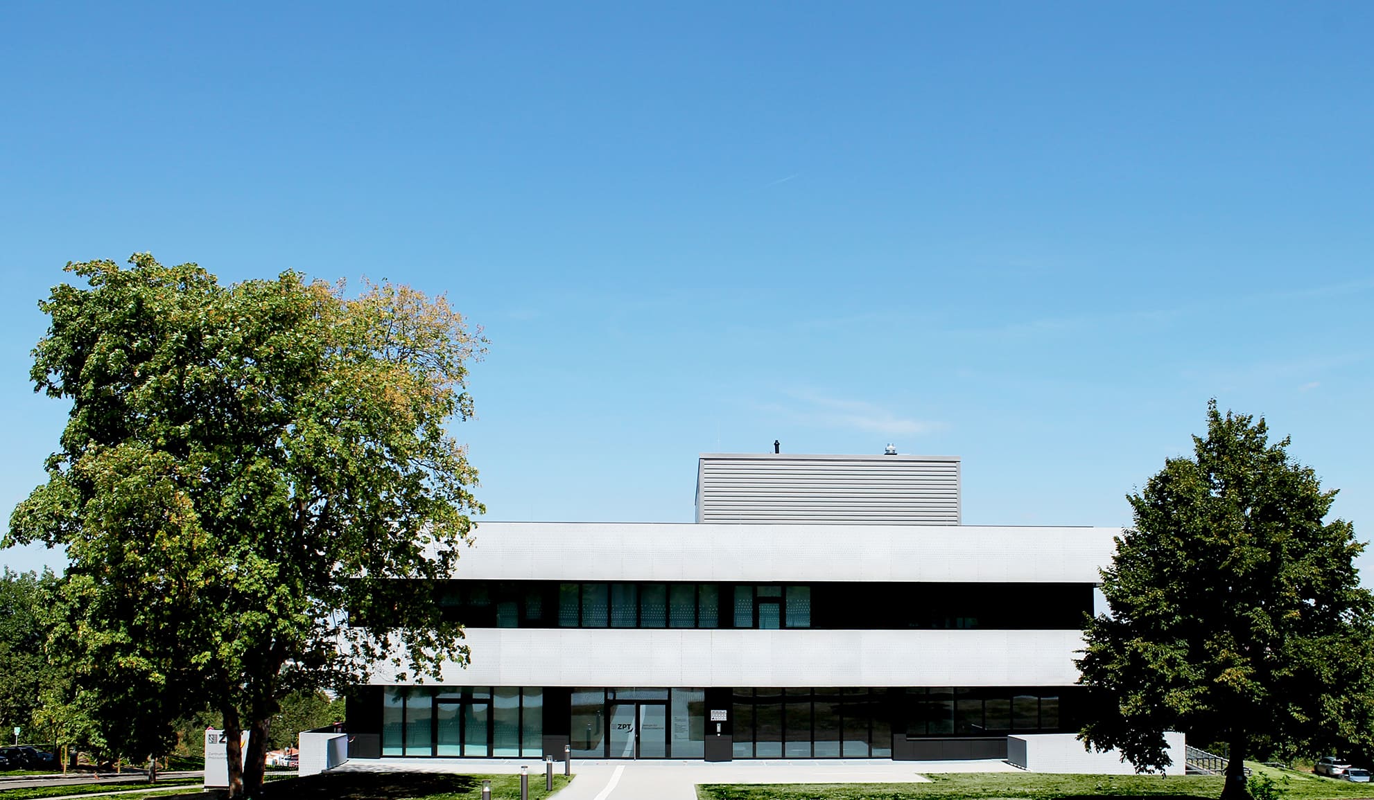 ZPT Gebäude Grüner Rasen